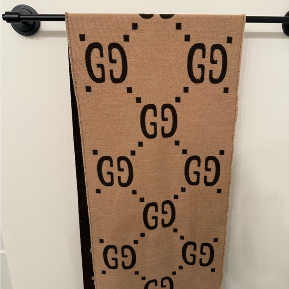 Gorgeous Gucci wool scarf - Picture 1 of 2